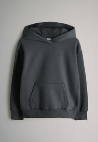 Donkergrijze hoodie met kangoeroezak aan de voorkant en geribbelde boorden bij de mouwen en zoom, weergegeven op een neutrale achtergrond.
