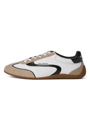 Baskets basses en cuir blanc, suédé beige, accents noirs, lacets blancs et semelle marron, portant l’inscription Karl Lagerfeld sur le côté et le talon.