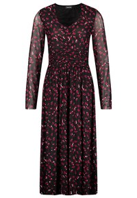 Robe maxi noire avec de longues manches transparentes, présentant une taille froncée et un motif géométrique irrégulier coloré en rouge, blanc et rose.