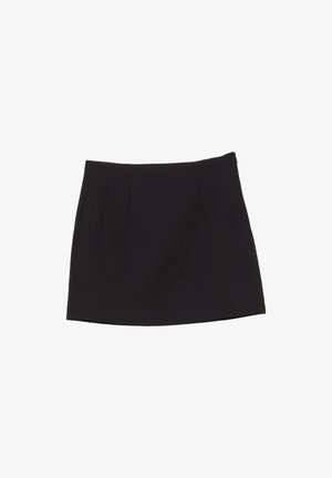 Mini-jupe noire à coupe droite, avec des détails subtils de couture et une fermeture éclair latérale sur fond blanc.