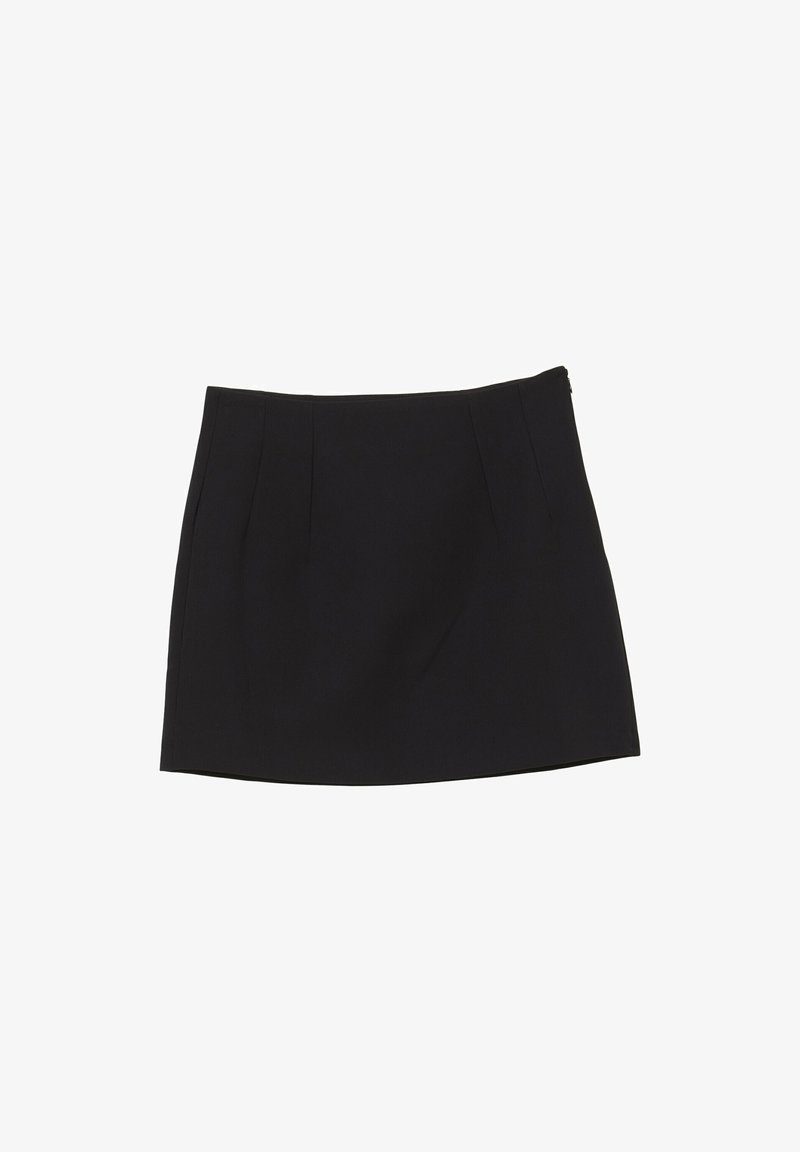 Mini-jupe noire à coupe droite, avec des détails subtils de couture et une fermeture éclair latérale sur fond blanc.