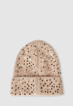 Wełniana czapka w jasnym beżu z podwiniętym brzegiem, ozdobiona złotymi cekinami, tworzącymi teksturowaną i dekoracyjną powierzchnię.