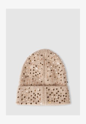 Wełniana czapka w jasnym beżu z podwiniętym brzegiem, ozdobiona złotymi cekinami, tworzącymi teksturowaną i dekoracyjną powierzchnię.