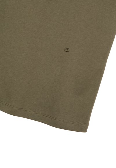 Manica e orlo in tessuto di cotone verde oliva con piccolo logo ricamato in nero vicino al centro su una superficie liscia.