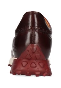 Mörkröd läderklack med texturerad gummisula som har hexagonala mönster på en vit bakgrund.