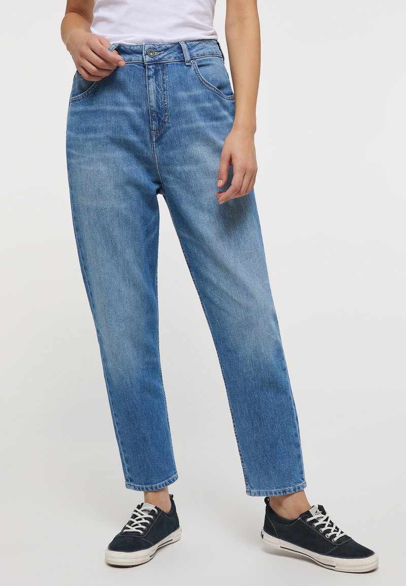 Jeans de tiro alto de color azul claro, hechos de mezclilla, que presentan un diseño de pierna recta, estilo de cinco bolsillos y una sutil textura de lavado.