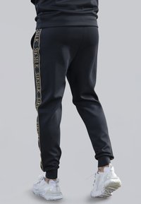 SIKSILK MUSCLE FIT JOGGERS - Tracksuit bottoms - black