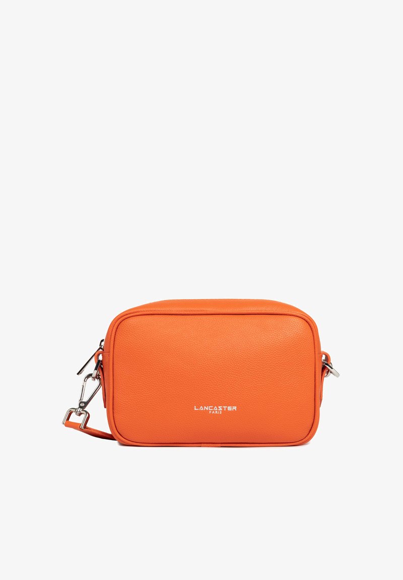 Borsa a tracolla rettangolare arancione realizzata in pelle texturizzata, con logo argentato e dettagli in metallo, dotata di tracolla rimovibile.