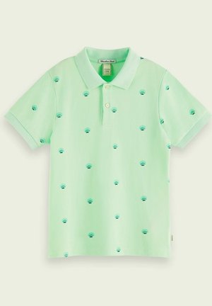 Polo vert clair à manches courtes avec petits motifs vert foncé en forme d'éventail et deux boutons blancs sous le col.