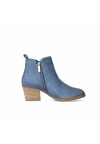 Botín azul de ante hasta el tobillo con cremallera lateral, textura trenzada en la parte trasera y tacón apilado beige. Acabado liso con punta redondeada.