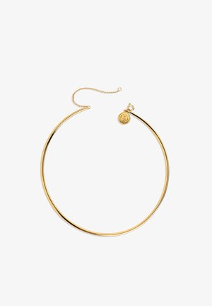 Collier choker en métal doré avec un design lisse et courbé, et un fermoir comprenant un détail texturé rond.