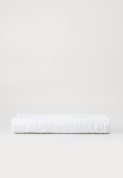 Biela bavlnená osuška s embosovanou textúrou, s logom "Versace" a jemnými vzormi, úhľadne zložená.