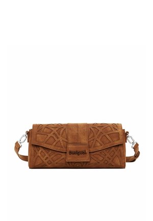 Sac bandoulière rectangulaire marron avec motifs géométriques embossés, rabat avant, sangle ajustable et logo "Desigual" au centre à l'avant.