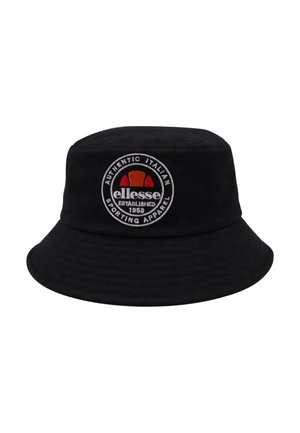 Cappello a secchiello nero con toppa rotonda del logo ellesse in bianco, rosso e arancione con la scritta "Authentic Italian Sporting Apparel Established 1959."