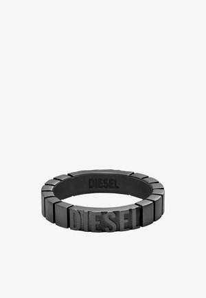 Schwarzer Metallring mit segmentiertem Design; auf der Vorderseite ist "DIESEL" eingeprägt. Glatte Oberfläche mit einem leichten Glanz.