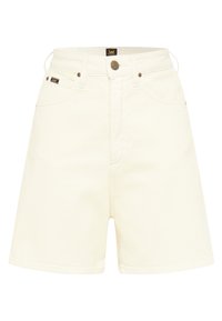 Pantalones cortos de denim blanco con cintura alta, cierre de botón, bolsillos delanteros y costuras decorativas. Textura ligera y diseño casual.