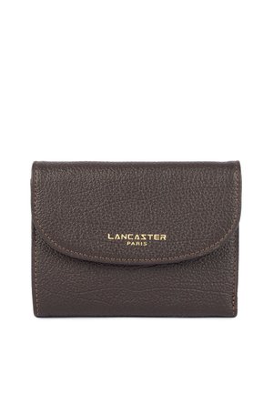 Portefeuille en cuir brun foncé texturé avec rabat pliant, logo doré Lancaster Paris centré sur le devant.
