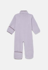 Fialový fleece overal s dlouhými rukávy, límečkem a kontrastním šedým lemováním na manžetách. Měkká textura, navrženo pro teplo.