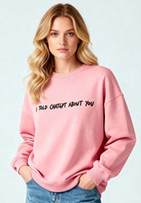 Felpa rosa con scollo rotondo e maniche lunghe, con il testo "HO DETTO A CHATGPT DI TE" in nero sulla parte frontale.