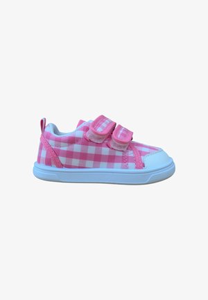 Zapatilla para niño pequeño con estampado de cuadros rosa y blanco, con dos tiras rosas de velcro y suela de goma blanca.