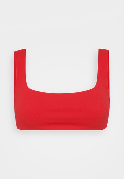Rød stretch crop top med kvadratisk halslinje, brede stropper og en glat, tætsiddende design. Fremstillet af blødt materiale med en let tekstur.