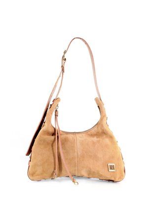 Sac bandoulière en daim couleur noisette avec sangle réglable, fermeture éclair, pampilles décoratives et petite plaque en métal avec logo sur le coin inférieur droit à l'avant.