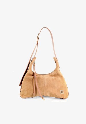 Beżowa zamszowa torebka na ramię z regulowanym paskiem, zamknięciem na zamek błyskawiczny, ozdobnymi frędzlami oraz małą metalową plakietką z logo na prawej dolnej przedniej stronie.