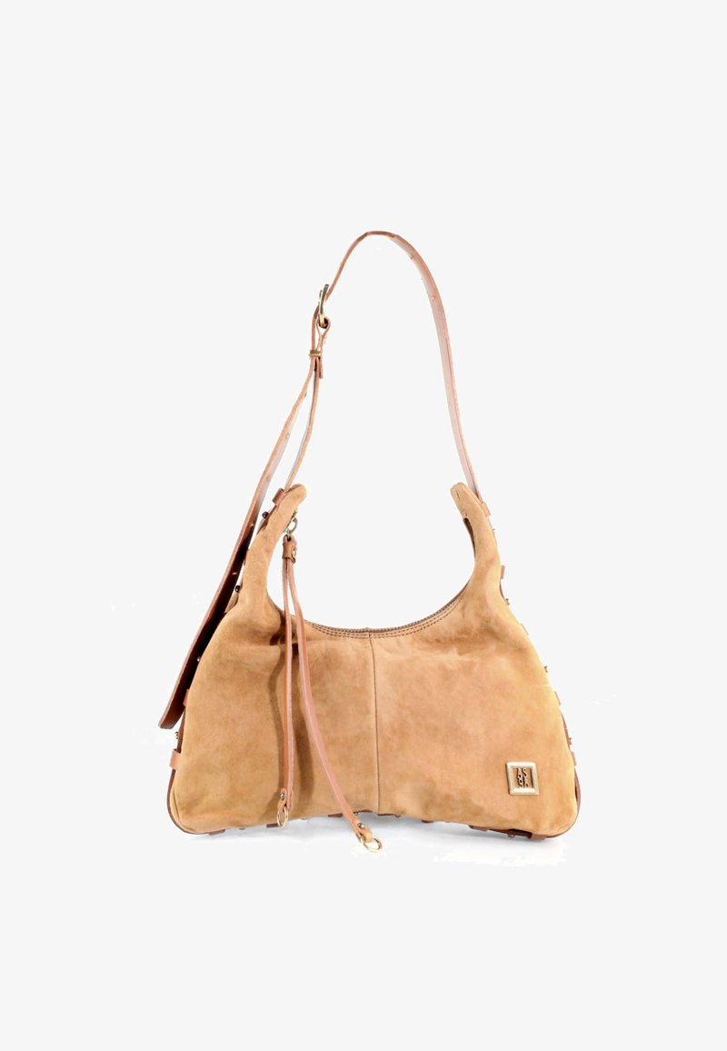 Sac bandoulière en daim couleur noisette avec sangle réglable, fermeture éclair, pampilles décoratives et petite plaque en métal avec logo sur le coin inférieur droit à l'avant.