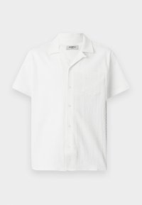 Biała koszula z krótkim rękawem o teksturowanym materiale, z otwartym kołnierzykiem, kieszenią z przodu i zapięciem na guziki. Design jest lekki i casualowy.
