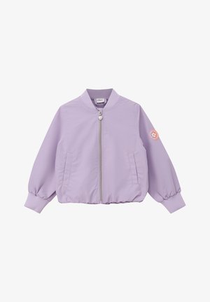 Fliederfarbene Kinder-Bomberjacke mit herzförmigem Reißverschlussanhänger, elastischen Bündchen und Saum, seitlichen Taschen und einem runden Blumenaufnäher am linken Ärmel.
