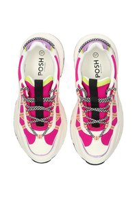 Baskets rose vif avec des accents blancs, des revêtements texturés et des lacets noirs. Elles présentent un dessus en mesh et une semelle épaisse avec des détails multicolores.