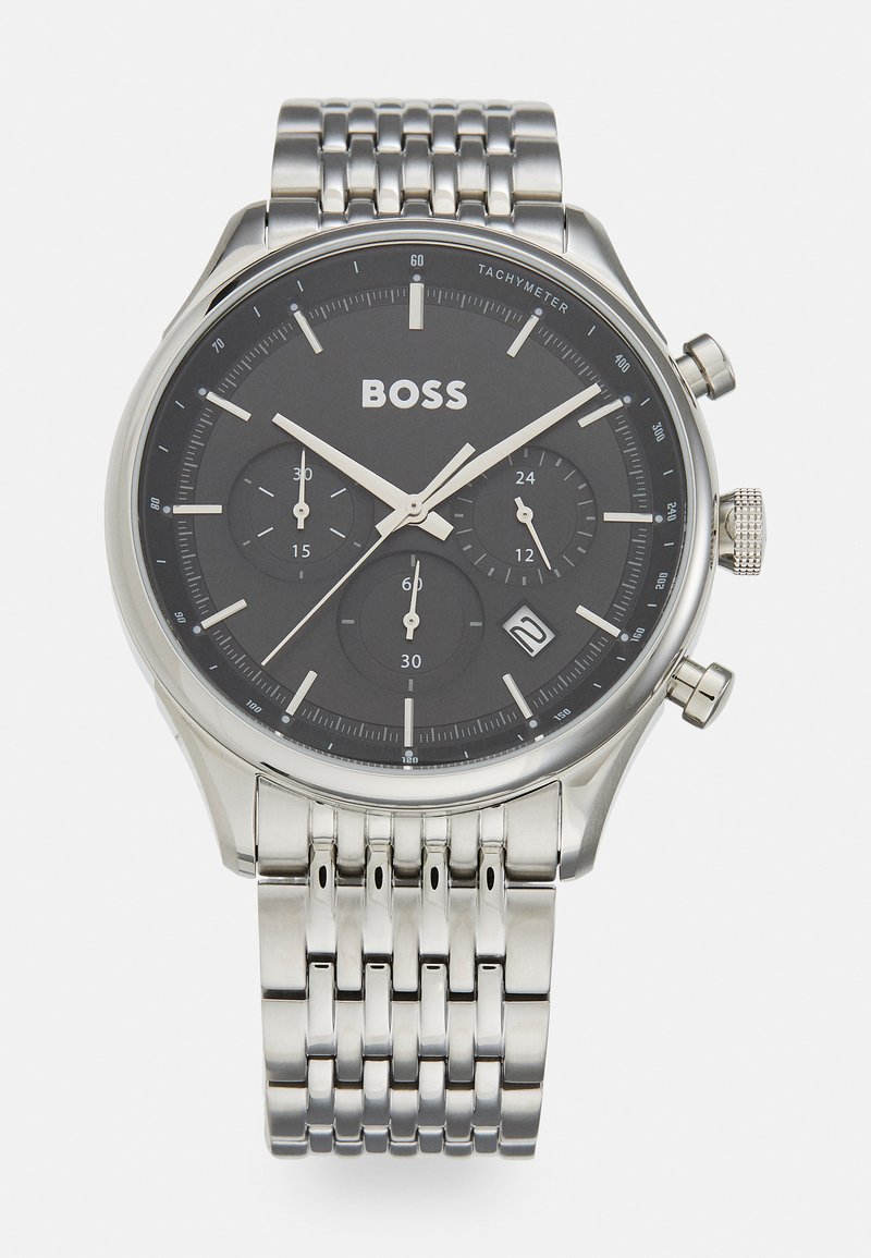 Montre chronographe avec bracelet en acier inoxydable, cadran noir, accents argentés, échelle tachymétrique et trois sous-cadrans pour les fonctions de chronométrage.
