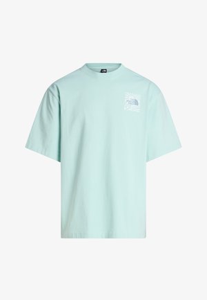 Vaaleansiniset lyhythihainen T-paita, jossa pieni valkoinen The North Face -logo ja aaltoileva kuvio vasemman rinnan yläosassa.