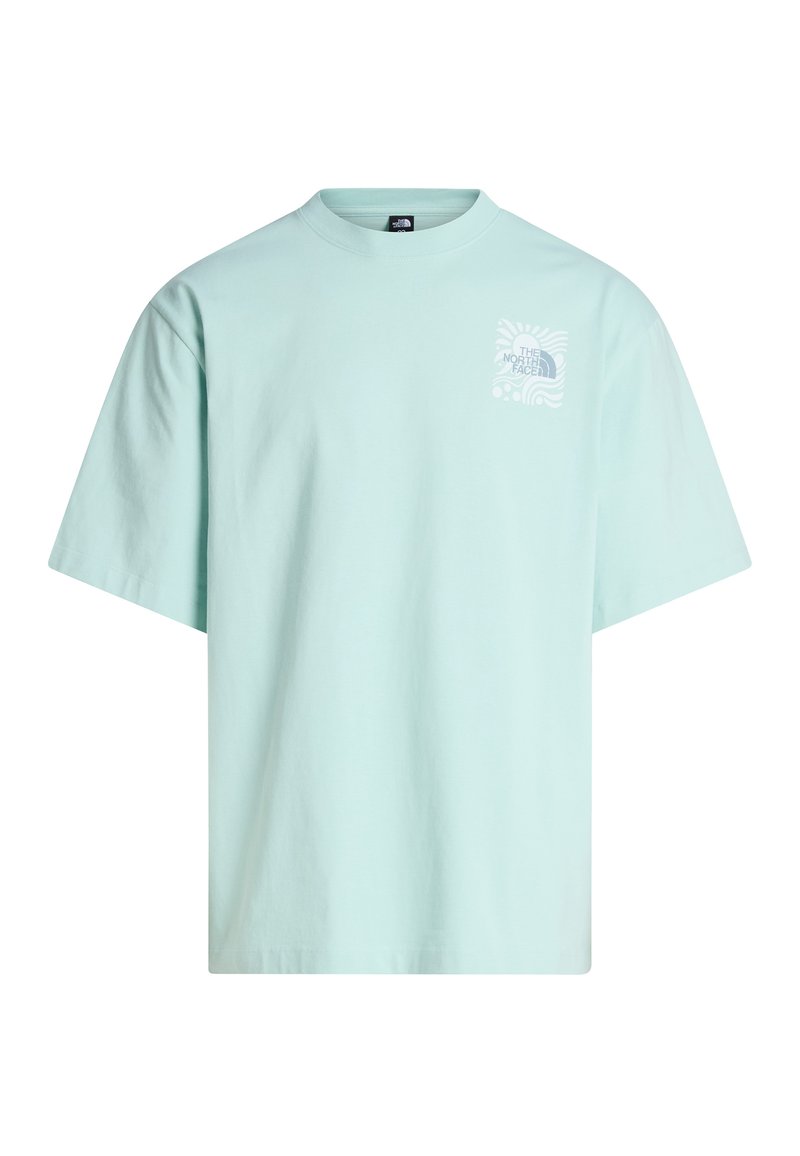 Hellblaues T-Shirt mit kurzen Ärmeln, kleinem weißen The North Face-Logo und wellenförmigem Design auf der oberen linken Brustseite.