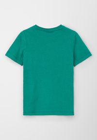 Groene katoenen t-shirt met korte mouwen en een ronde hals, met een effen kleur en een zachte textuur. Geen zichtbare logo's of patronen.