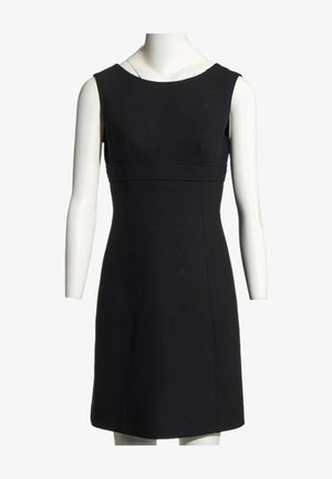 Robe noire sans manches mi-longue avec un large col, présentée sur un mannequin blanc.