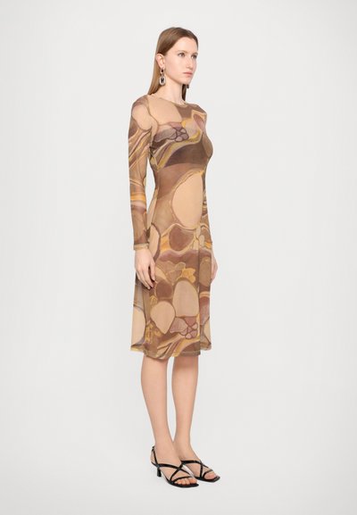 Rochie ajustată dintr-o țesătură subțire de culoare maro, cu modele florale abstracte în tonuri estompate. Mâneci lungi și croială până la genunchi. Sandale negre cu curele.