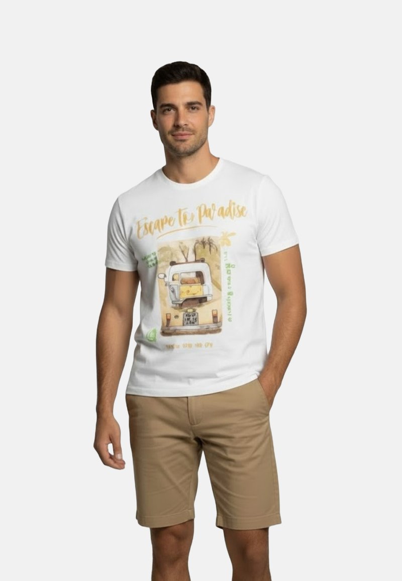 Camiseta blanca de algodón con un gráfico colorido de una furgoneta vintage rodeada de palmeras, con el texto "Escapa al Paraíso."