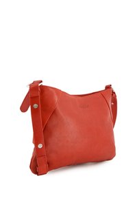 Sac à bandoulière en cuir rouge avec une texture lisse, comportant une seule sangle ajustable et des détails de couture subtile.