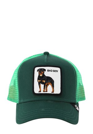 Cappellino da trucker verde a rete con una toppa di un cane nero e marrone e la scritta "BAD BOY" sul pannello frontale.