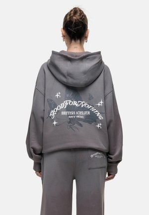 Graue, übergroße Kapuzenjacke mit einem großen, bedruckten Design, das Schmetterlinge und Text auf dem Rücken zeigt. Glattes Material und lässiger Schnitt.