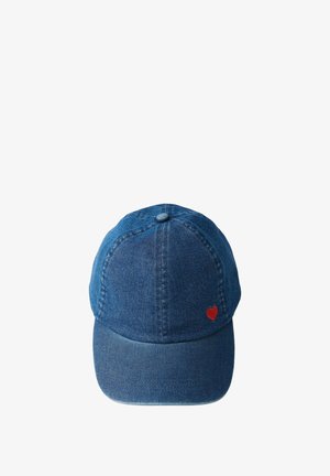 Casquette de baseball en denim bleu avec un petit cœur rouge brodé sur le panneau avant gauche, sans arrière-plan.