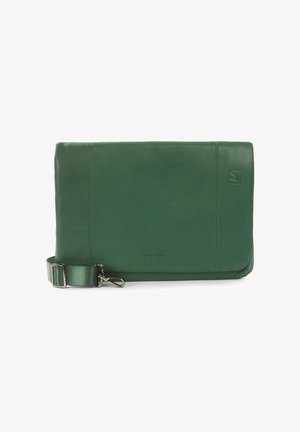 Borsa a tracolla in pelle verde con una texture liscia, chiusura a patta, tracolla regolabile e dettagli del logo in rilievo sul davanti.