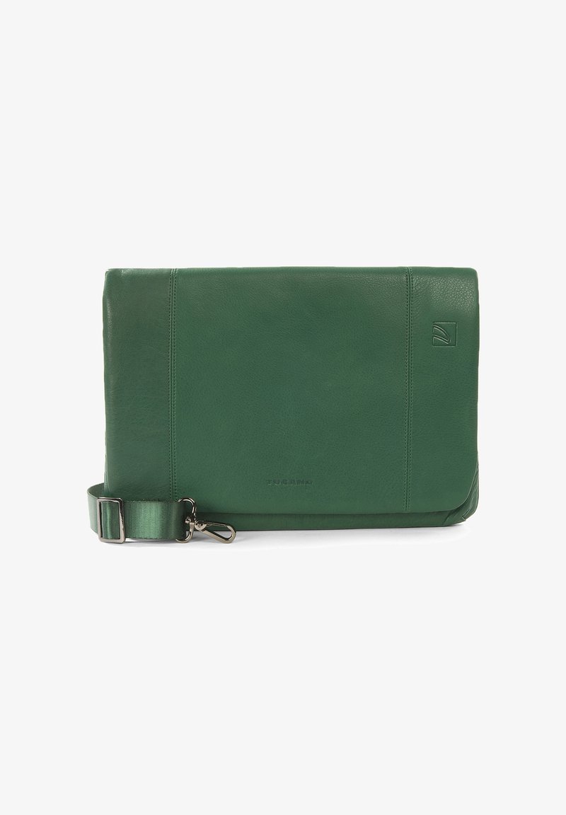 Borsa a tracolla in pelle verde con una texture liscia, chiusura a patta, tracolla regolabile e dettagli del logo in rilievo sul davanti.