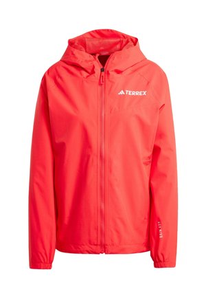 Giacca Terrex rossa con zip frontale, cappuccio, polsini elastici e fodera in rete. Presenta il logo sul lato superiore sinistro e il dettaglio "RAIN.RDY" sulla manica.