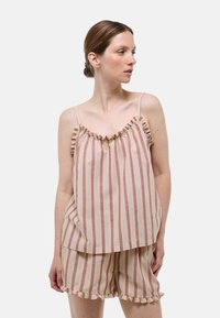 Ensemble de pyjama rayé avec un haut volant et un short dans des teintes pastel de rose, jaune et beige, fabriqué à partir d'un tissu doux et avec une coupe décontractée.