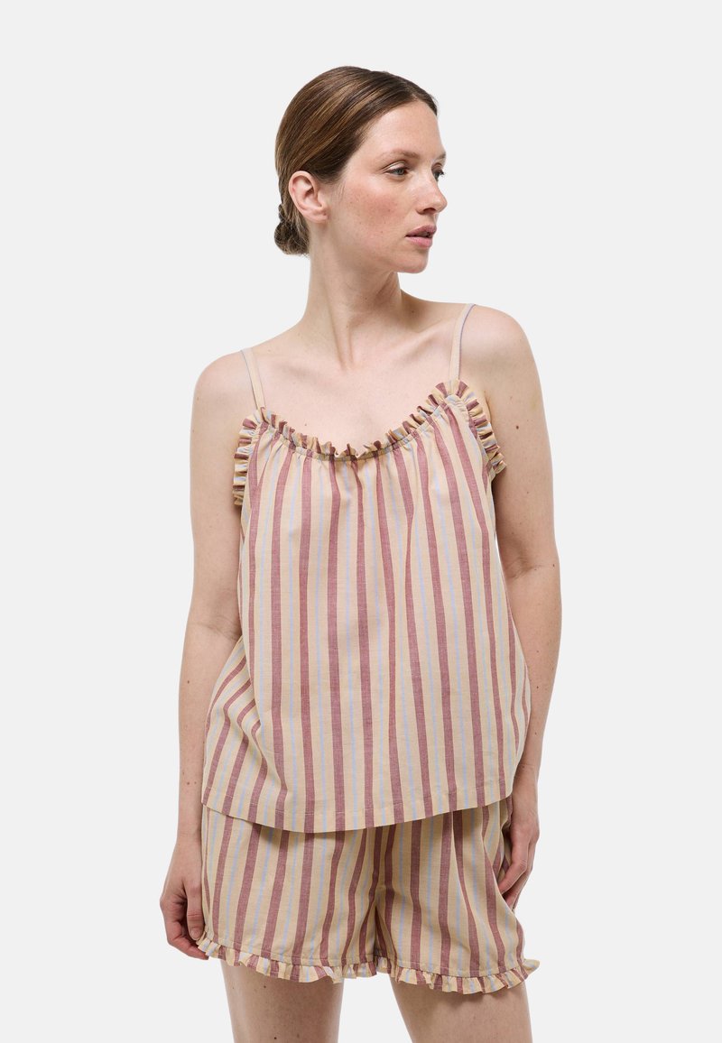 Ensemble de pyjama rayé avec un haut volant et un short dans des teintes pastel de rose, jaune et beige, fabriqué à partir d'un tissu doux et avec une coupe décontractée.