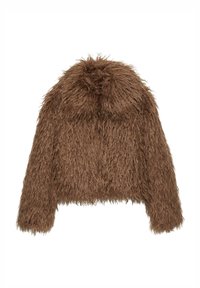 Brun faux fur cropped jakke med en tyk, bustet tekstur, der har en rund halsudskæring og lange ærmer. Ingen synlige lukninger.