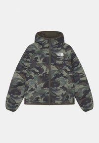 Giacca con cappuccio in stampa camouflage con tonalità di verde, nero e grigio. Include una zip frontale e un logo bianco sul petto.