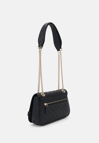 Borsa a mano in pelle nera con motivo in rilievo, tracolla in catena dorata e tasca con zip davanti. Design rettangolare compatto.